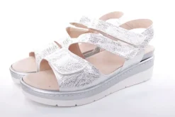 Fußbequem Damen Sandale Wechselfußbett metallisch glänzend weiß S13 10201